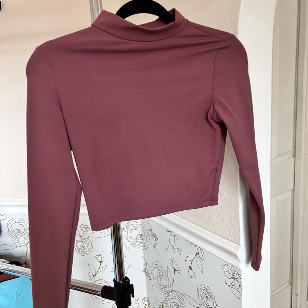 Dusty mauve pink cropped mock turtleneck silky stretch athletic or dressy! S
